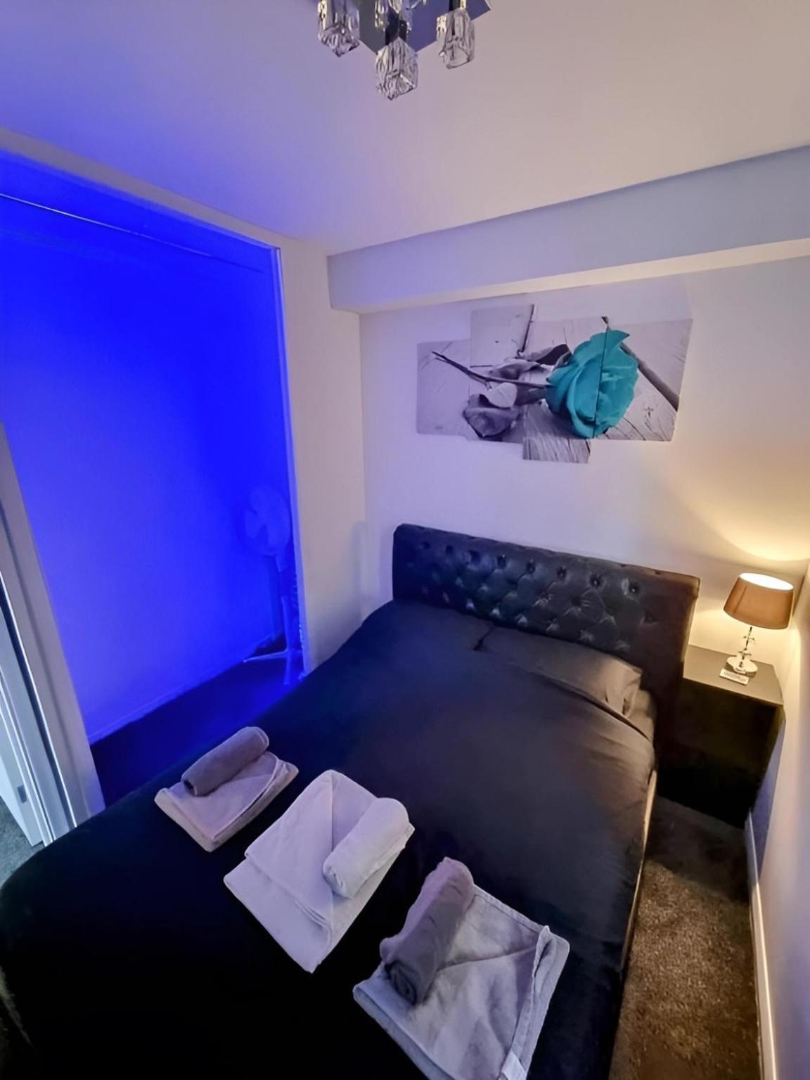 Sleek & Stylish - E15 With Parking Apartament Londra