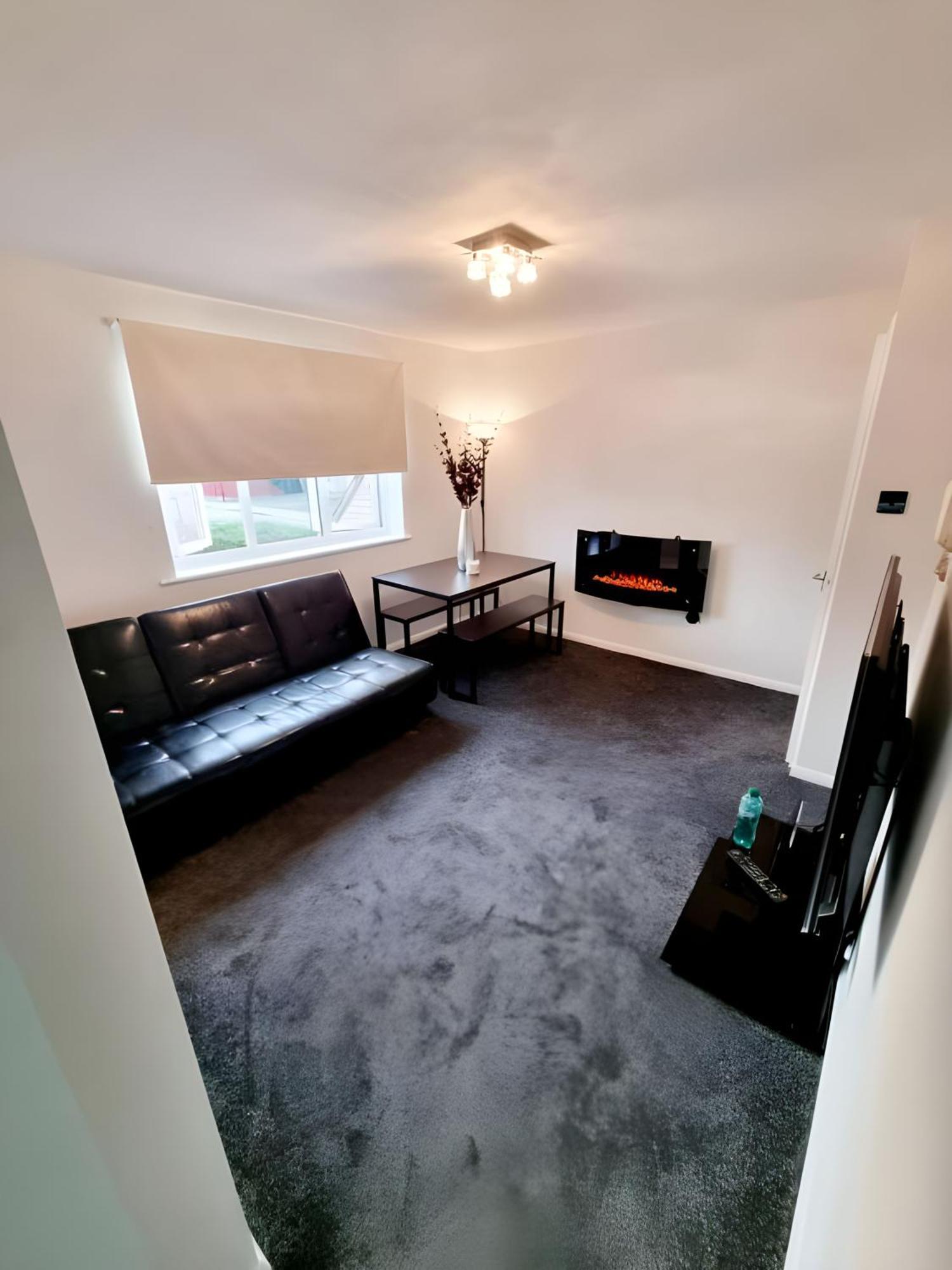 Sleek & Stylish - E15 With Parking Apartament *