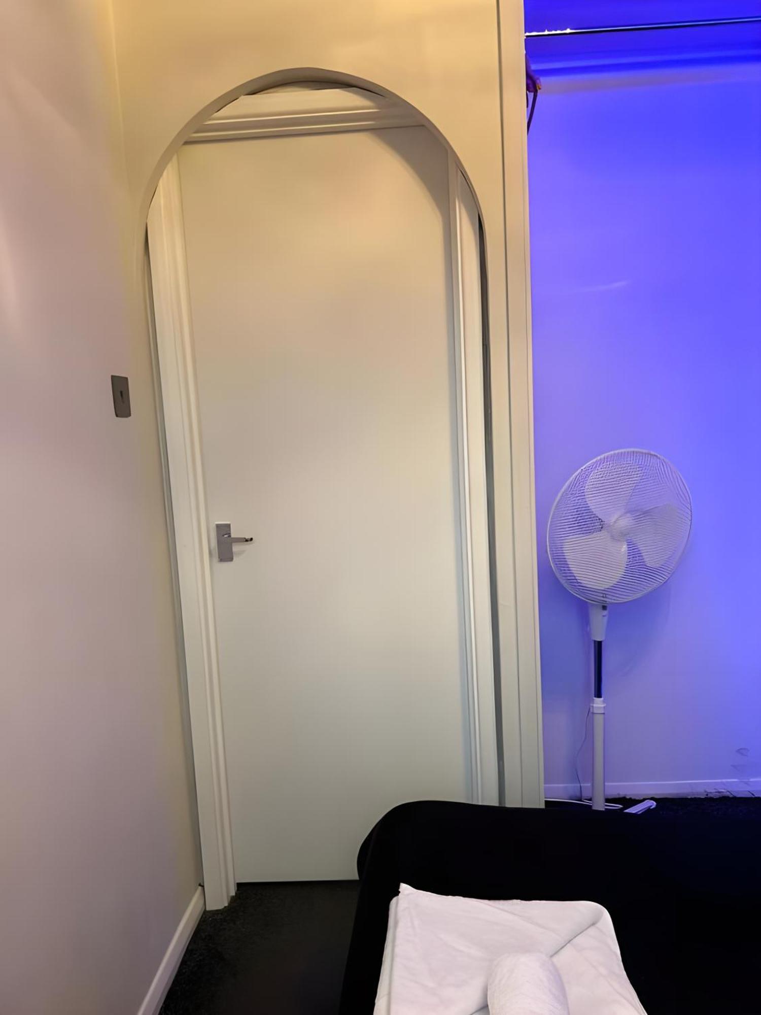 Sleek & Stylish - E15 With Parking Apartament