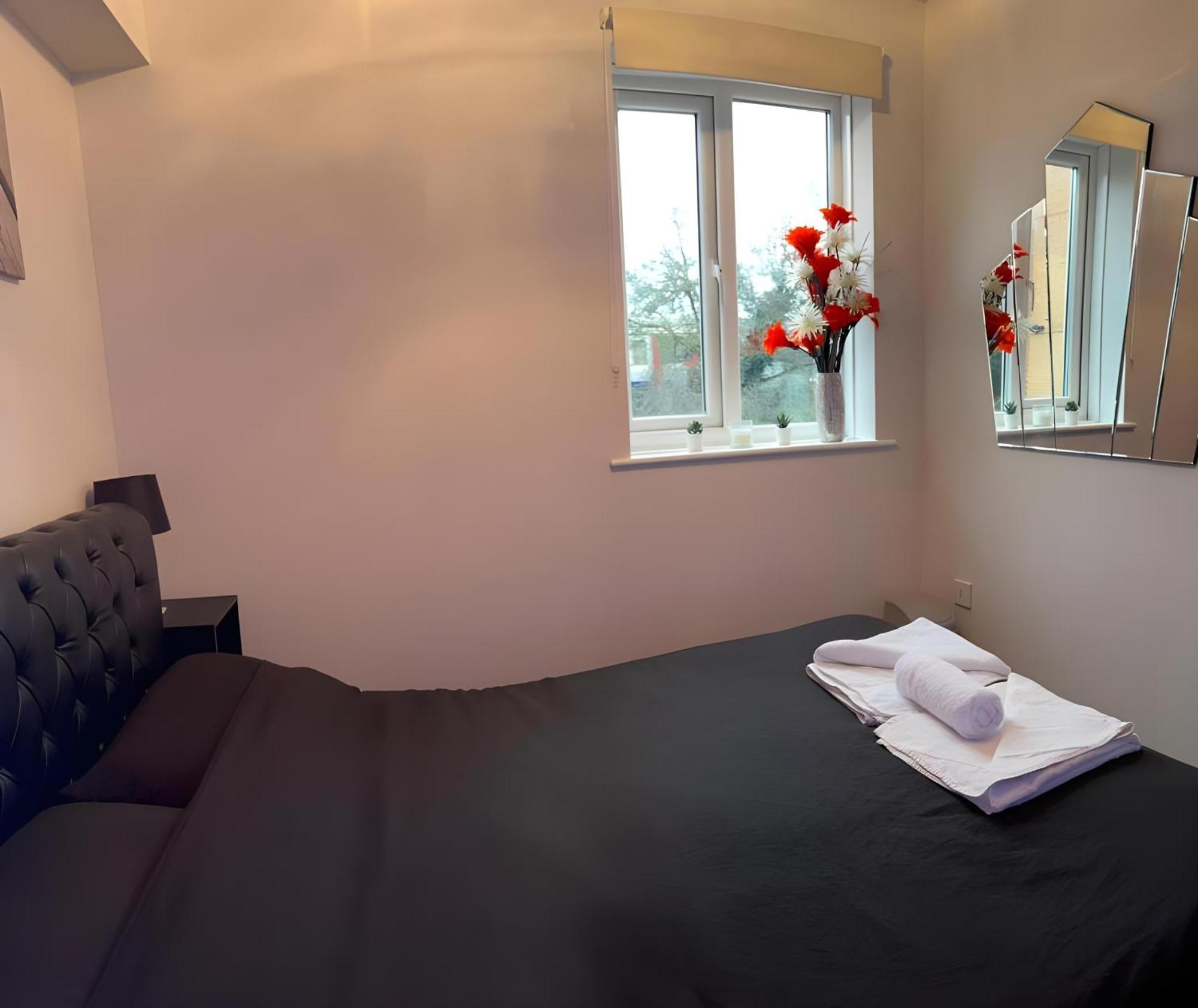 Sleek & Stylish - E15 With Parking Apartament