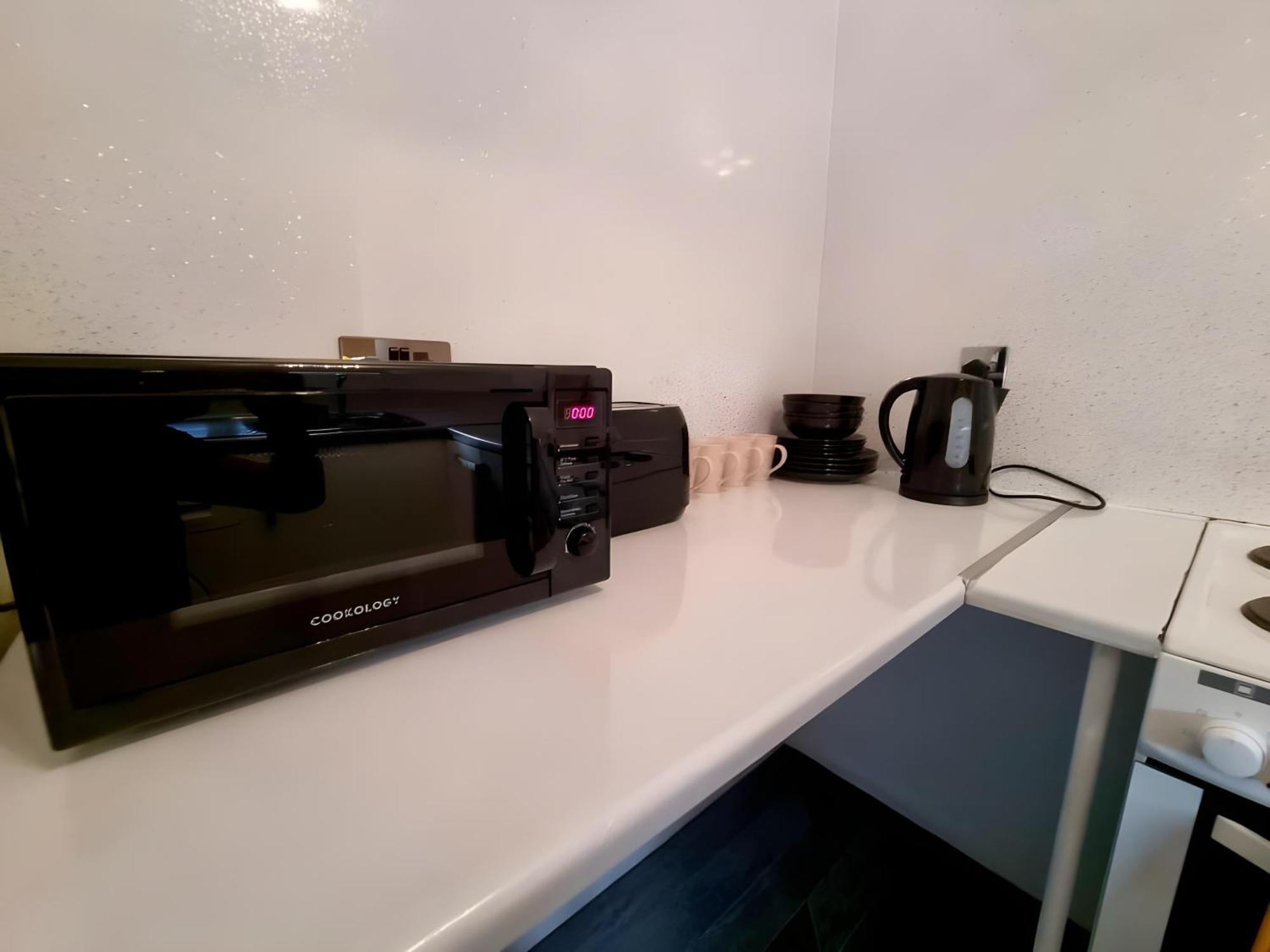 Sleek & Stylish - E15 With Parking Apartament Londra